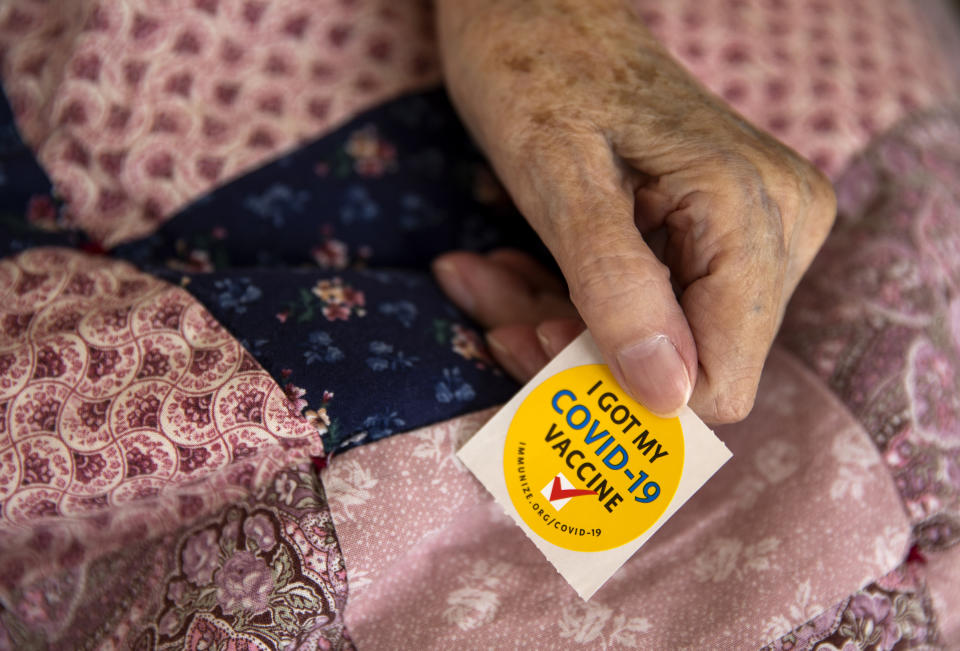 Una persona muestra una calcomanía después de recibir la vacuna contra la COVID-19 de Pfizer-BioNTech en un centro de vacunación móvil en McMinnville, Oregon, el 6 de octubre de 2021. (Alisha Jucevic/The New York Times)