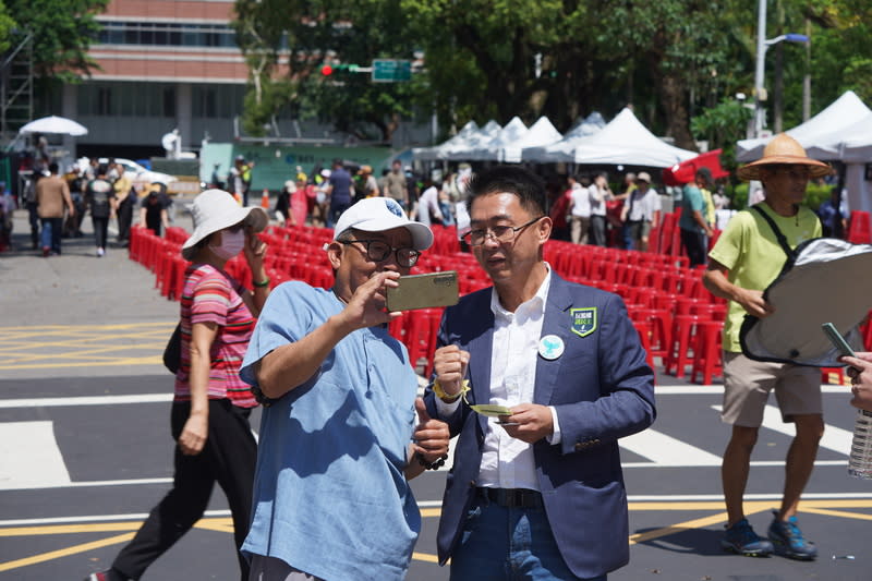 許智傑與青鳥行動支持者互動 立法院21日表決行政院對國會職權修法所提覆議案， 多個公民團體在立法院外舉辦「青鳥行動」，民進黨 立委許智傑（前右）與青鳥行動支持者自拍互動。 中央社記者徐肇昌攝  113年6月21日 