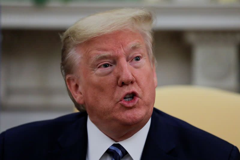 FOTO DE ARCHIVO: El presidente de Estados Unidos, Donald Trump, celebra una reunión de respuesta al coronavirus con el gobernador de Nueva Jersey, Phil Murphy, en la Casa Blanca, en Washington