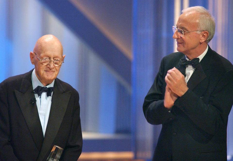 Beim Deutschen Fernsehpreis 2002 erhielt Wolfgang Menge (links) den Ehrenpreis der Stifter. Fritz Pleitgen hielt die Laudatio. (Bild: WDR / Max Kohr)