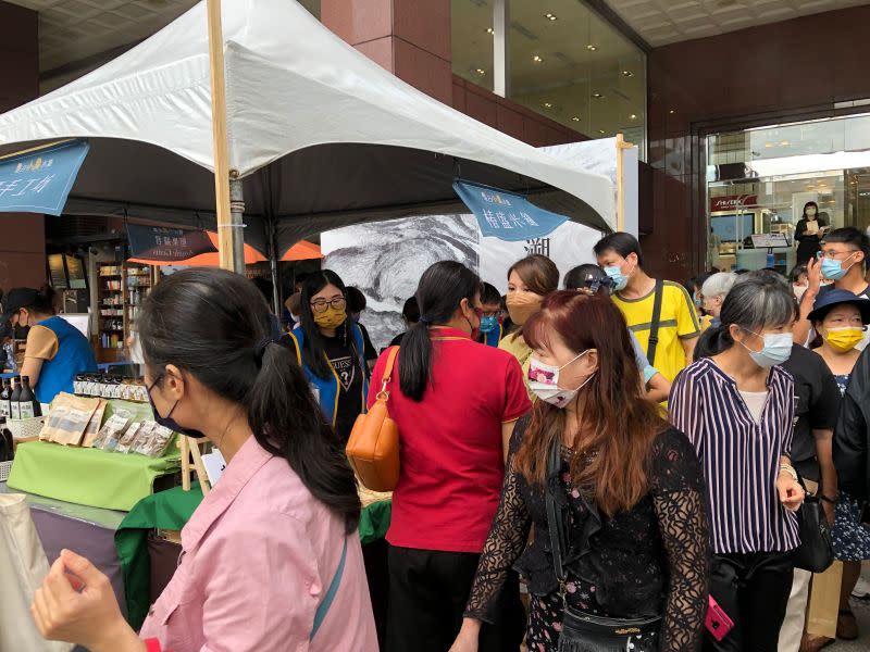 ▲中友百貨彰化週夏日小農市集，邀集彰化在地農特產小農展售，吸引假日人潮迺街選購。（圖／中友百貨提供）