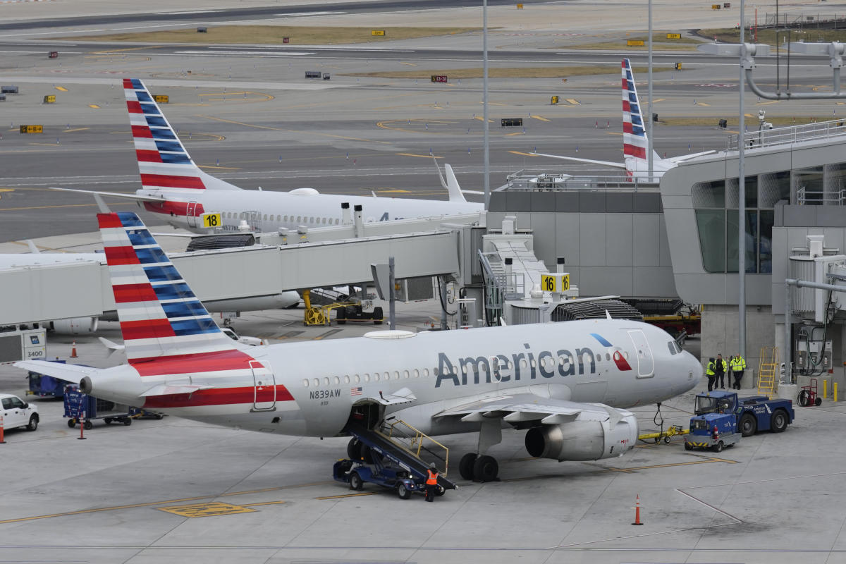 ДАЛАС (AP) — American Airlines повишава разходите за проверка на