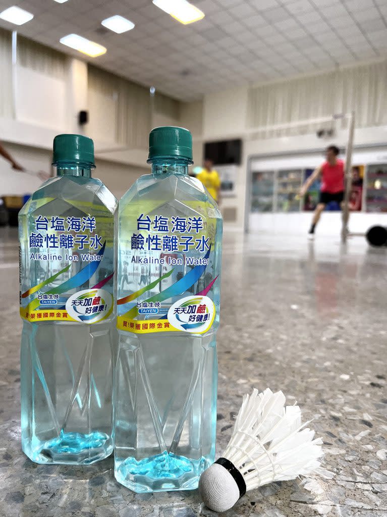 天氣酷熱，台鹽海洋鹼性離子水銷量明顯成長。（台鹽提供）