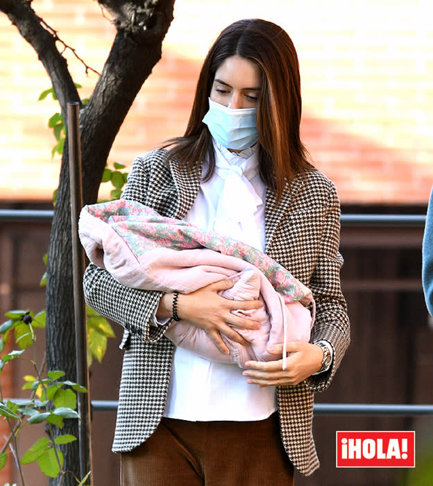 sofia palazuelo con su hija recién nacida