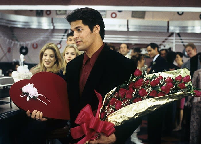 David Gail con un ramo de flores 