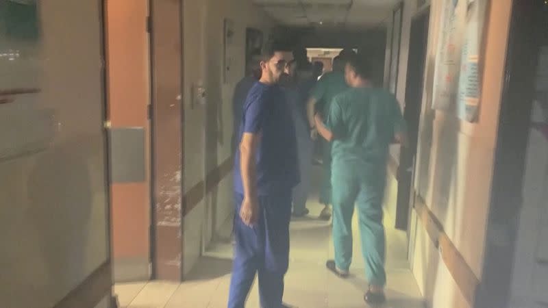 Los médicos observan los daños en las salas llenas de humo dentro del hospital Al Shifa luego de una incursión israelí, en medio del conflicto en curso entre Israel y el grupo palestino Hamás, en la ciudad de Gaza