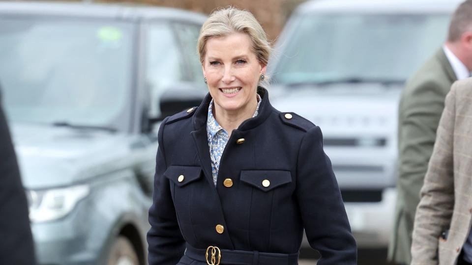 Sophie in navy look with brown boots