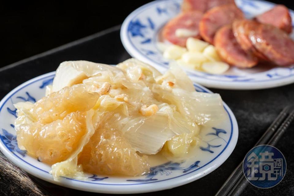 「魚香魯菜」在炒大白菜的過程中，特地加入蝦米和扁魚，讓味道更鮮甜，炸豬皮會吸附湯汁精華。（30元／份）