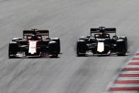 On le savait, derrière Lewis Hamilton et Sebastian Vettel, la jeune génération est bien présente, déjà prête à prendre le pouvoir. Et elle l’a rappelé sur le tracé du Red Bull Ring à Spielberg. Retombé à la 7e place après un petit cafouillage au départ, Max Verstappen a rapidement remis les gaz pour offrir une remontée musclée à un public tout acquis à sa cause. Revenu sur Charles Leclerc, le Néerlandais a fait parler la poudre (et toute la puissance du moteur Honda) en livrant un dépassement "à la dure" exemplaire. Prenant l’intérieur à l’approche du virage 3, il était dans l’obligation d’élargir sa trajectoire en sortie afin de conserver de la vitesse… contraignant ainsi Leclerc à céder. À l’arrivée, les fans ont pu applaudir le plus jeune doublé de pilotes de l’histoire de la discipline. Demain est donc bien déjà là. (Crédit Charles Coates/Getty Images)