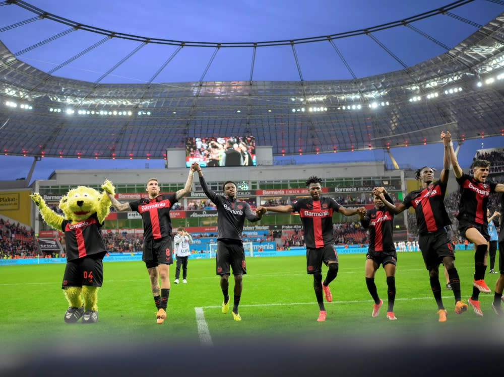Die Leverkusener feierten das Remis wie einen Sieg (IMAGO/Anke Waelischmiller/Sven Simon)