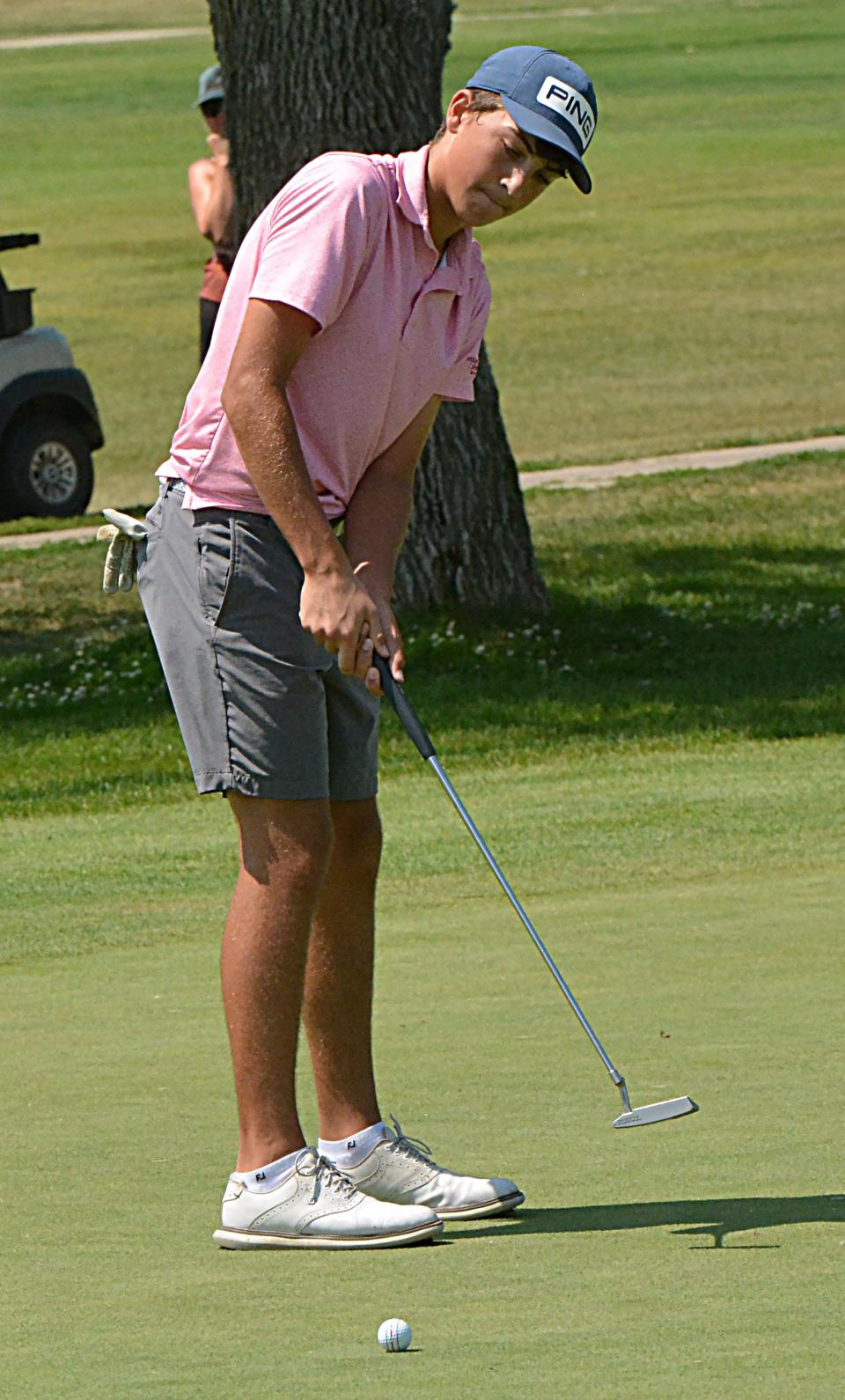Finn Anderson de Aberdeen observa su putt en el número 1 rojo durante el juego de la división de niños de 14-15 años en el Campeonato Junior de la Asociación de Golf de Dakota del Sur en el campo de golf Cattail Crossing el lunes 24 de julio de 2023.