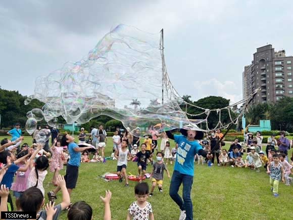 永和區公所推出暑假親子樂園共享夏日童趣，圖為奇幻泡泡秀。（資料照：永和區公所提供）