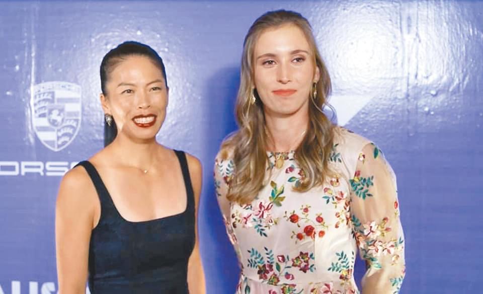 謝淑薇（左）與雙打搭擋梅騰絲（右）精心打扮出席WTA年終總決賽晚宴。 （取自謝淑薇臉書粉專）