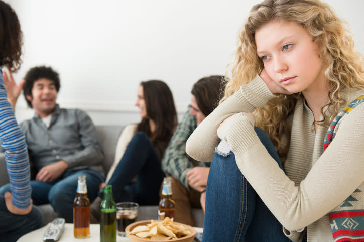 Aunque estés en compañía de amigos o familiares, podrías sentirte solo. – Foto: JGI/Jamie Grill/Getty Images