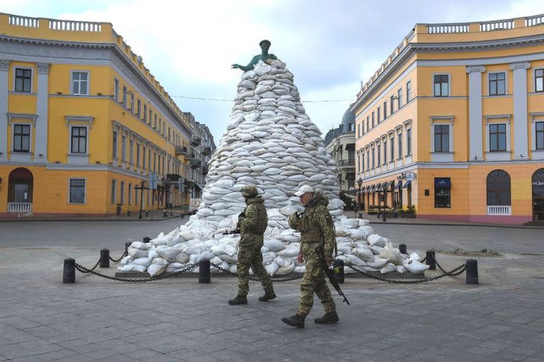 Soldados ucranianos pasan junto al monumento del duque de Richelieu, fundador de la ciudad, protegido con sacos de arena, durante la invasión rusa de Ucrania, el 26 de octubre de 2022 