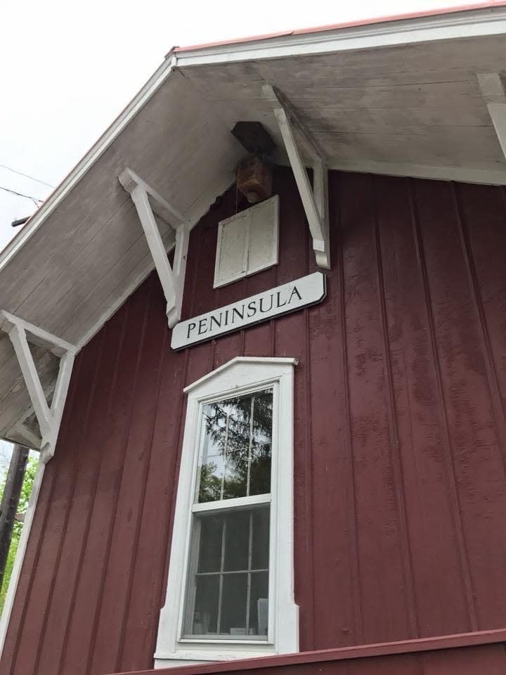 The Cuyahoga Valley Scenic Railroad is a fun dating adventure and unique trip through both urban areas and unspoiled wilderness. Stopping in Peninsula, where shops and restaurants are available, is also fun.