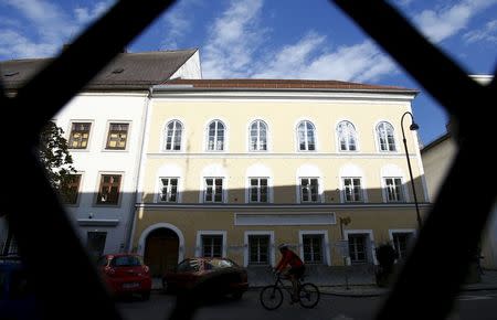 The house in which Adolf Hitler was born in Braunau am Inn, Austria, is seen in this September 24, 2012 file photo. REUTERS/Dominic Ebenbichler/Files