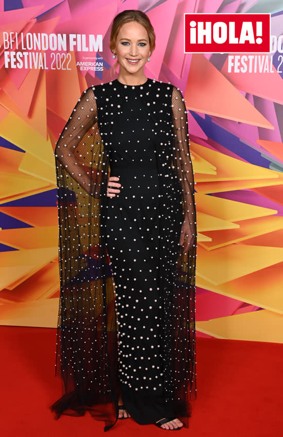 Jennifer Lawrence con vestido negro de perlas en el BFI London Film Festival