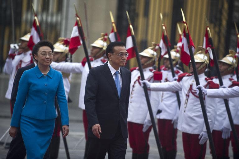 China's Prime Minister Li Keqiang (R) arrives with his wife Cheng Hong at the presidential palace in Lima to hold a meeting with Peruvian President Ollanta Humala on May 22, 2015