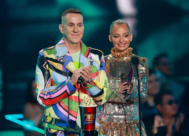 El diseñador Jeremy Scott y la socialité Nicole Richie unieron todo su glam para presentar uno de los premios de la noche