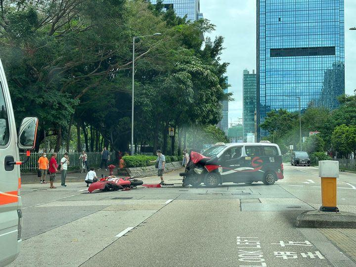 涉事的士車頭損毀嚴重，電單車零件四散。(香港突發事故報料區@fb圖)