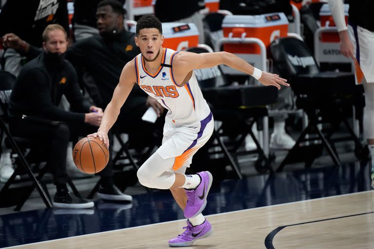 Devin Booker durante el partido de playoff que disputan Phoenix Suns y Denver Nuggets