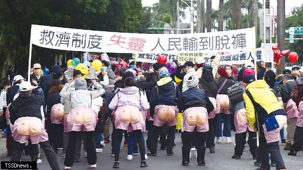 民眾「光屁股」遊行，諷刺台灣行政救濟制度很不合理，人民碰到稅務問題「輸到脫褲」。