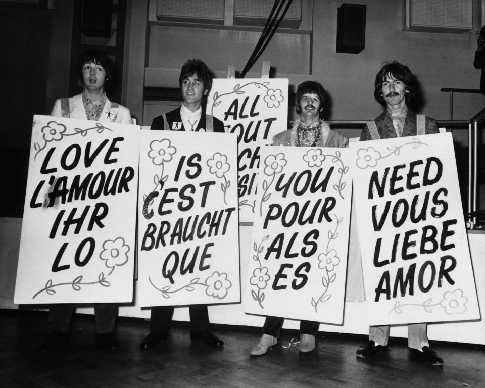 En junio de 1967, The Beatles se tomaron esta fotografía en los estudios Abbey Road para promocionar su canción ‘All You Need Is Love’ de su álbum ‘The Magical Mystery Tour’. Los carteles llevaban el título del tema en diferentes idiomas. (Foto: Keystone-France / Gamma-Keystone / Getty Images).