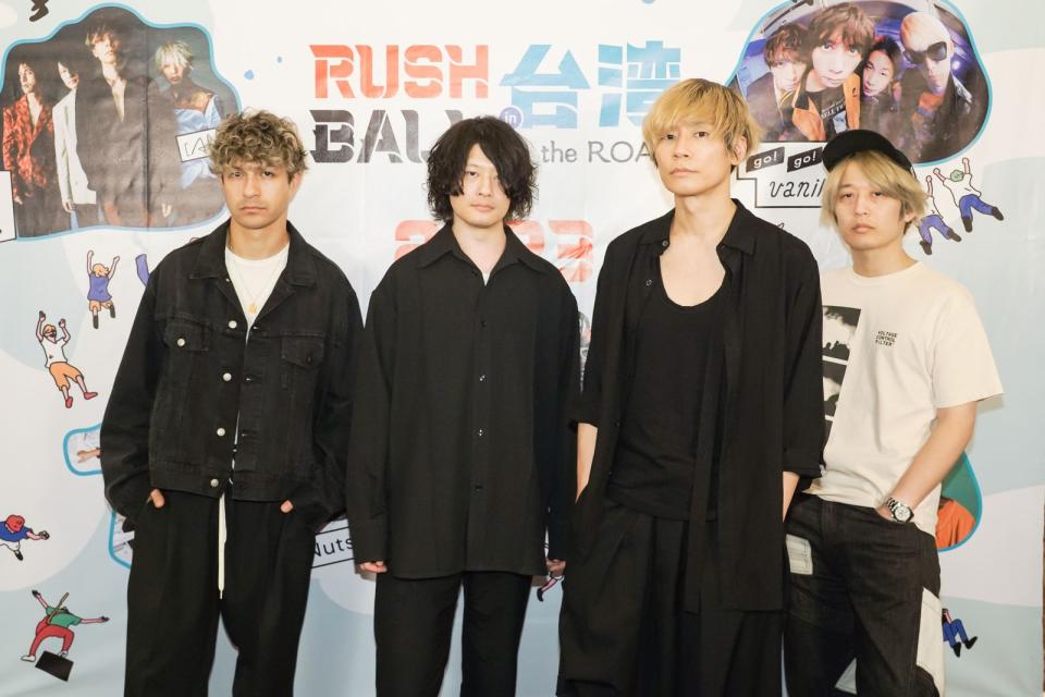 [Alexandros]鼓手Riad（左）、貝斯手磯部寛之、主唱川上洋平、吉他手白井眞輝，白井眞輝曾向「宇宙人」貝斯手方Q學中文，不敢示範的他求饒：「真的不能說啦。」（好玩國際文化提供）