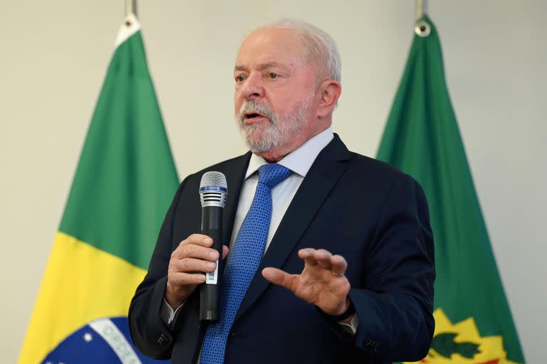 En esta foto de archivo tomada el 11 de enero de 2023 el presidente de Brasil Luiz Inacio Lula da Silva habla durante una reunión con parlamentarios en el Palacio de Planalto en Brasilia.