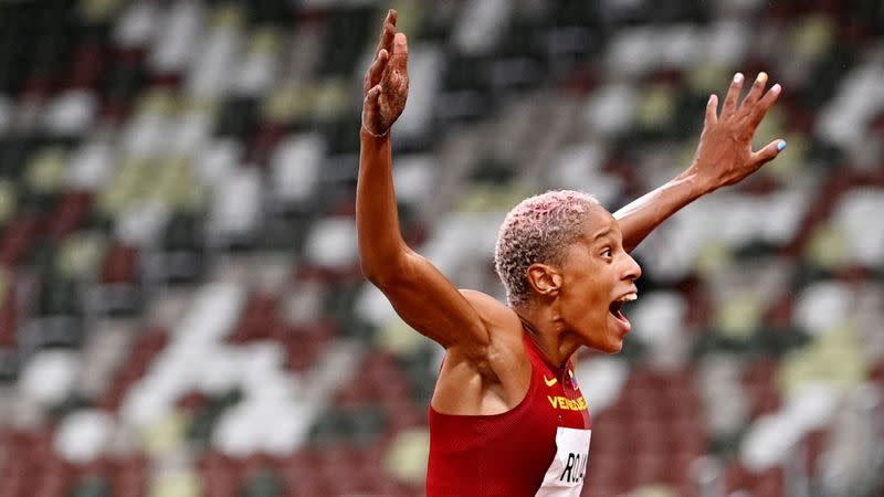 Foto del domingo de la atleta Yulimar Rojas de Venezuela celebrando tras ganar el oro olímpico e triple salto con récord mundial