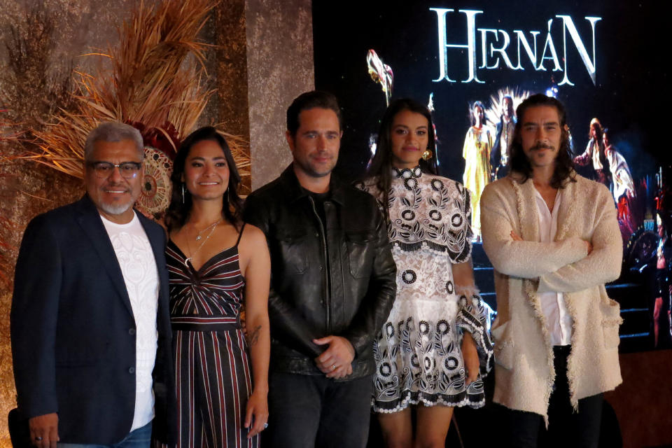 En esta fotografía del 13 de noviembre de 2019 los actores de la serie de Amazon Prime “Hernán” Dagoberto Gama, de izquierda a derecha, Mabel Cadena, Michel Brown, Ishbel Bautista y Óscar Jaenada posan durante una conferencia de prensa en la Ciudad de México. La serie se estrena en Amazon Prime el 21 de noviembre, en History Channel Latin America el 22 de noviembre y TV Azteca el 24 de noviembre. (Foto AP/Berenice Bautista)