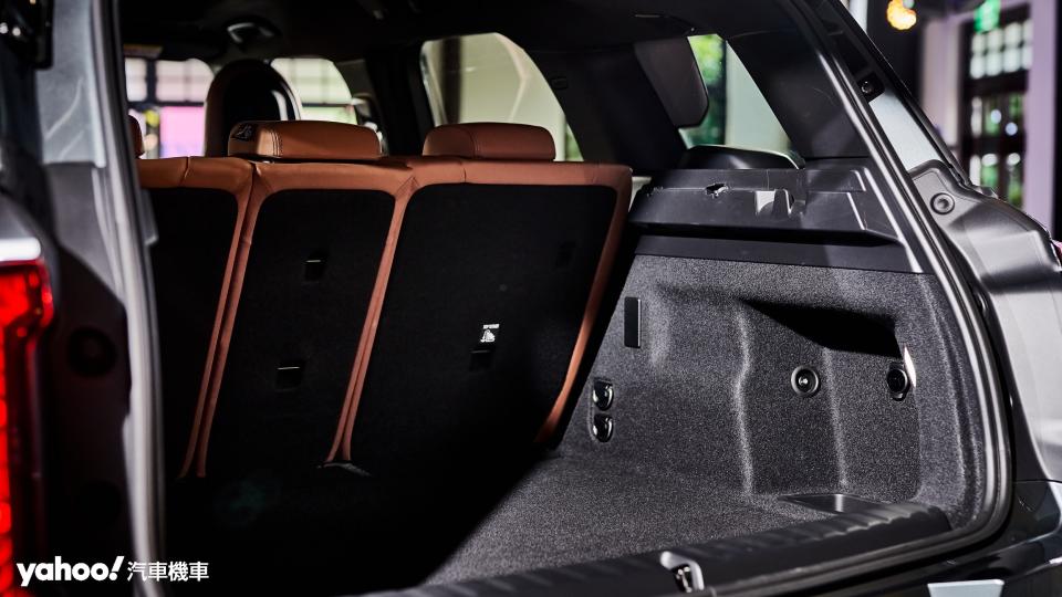 後行李廂空間有所提升而在Mini Countryman燃油車款更加有感。