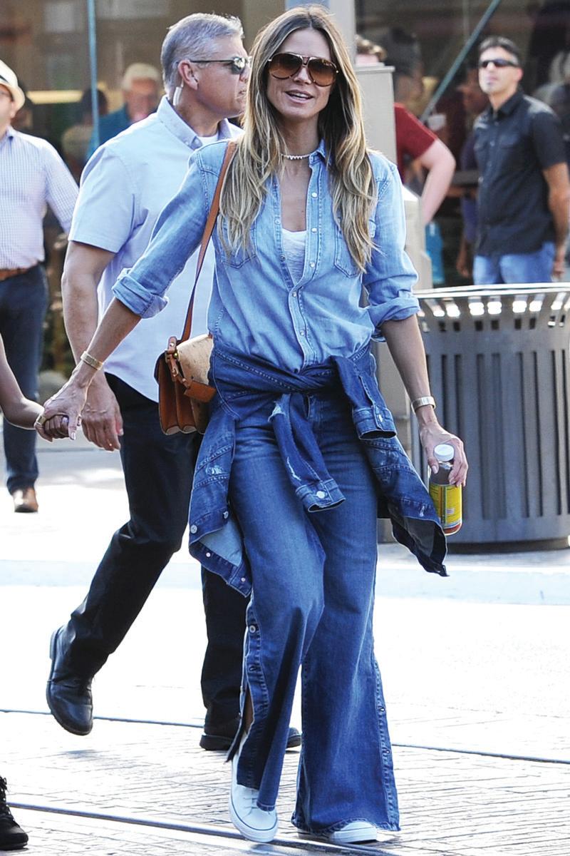 <p>Den Denim-Komplettlook hat Heidi Klum absolut gemeistert: Hier macht sie eine lässige Figur im Jeanshemd zur Hose mit seitlichen Knöpfen, geknoteter Jeansjacke und weißen Sneakers.<br> (Bild-Copyright: WENN.com) </p>