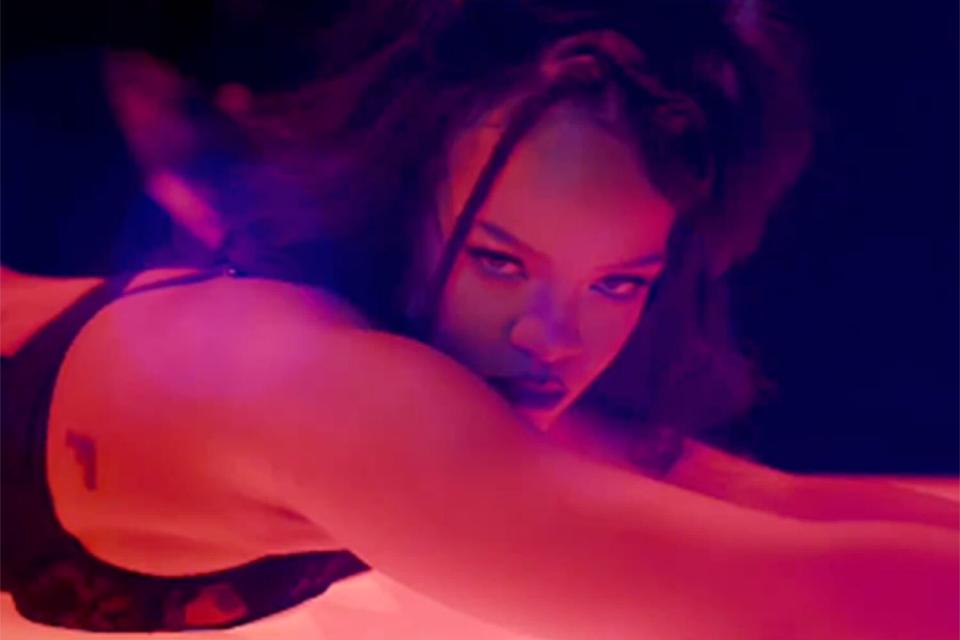 Rihanna est 'Crushing Hearts and Snappin' Necks' dans la campagne Savage x Fenty Valentine's Day https://www.instagram.com/p/CnVi_eqgNV2/?hl=en