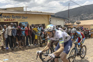 Le 25 février 2024, à Kigali, des supporteurs assistent à l’étape finale de la 16ᵉ édition du Tour du Rwanda. “Quand vous voyez cette ferveur au bord de la route, ça n’a rien à envier au Tour de France. Ici, le vélo fait partie de la culture”, s’enthousiasme David Louvet, à la tête de l’équipe nationale rwandaise, dans “Le Soir”. . PHOTO GUILLEM SARTORIO/AFP