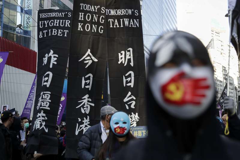 2019年12月8日，香港民陣發起「12.8國際人權日」遊行，參與者舉出「昨日疆藏．今日香港．明日台灣」標語牌（AP）