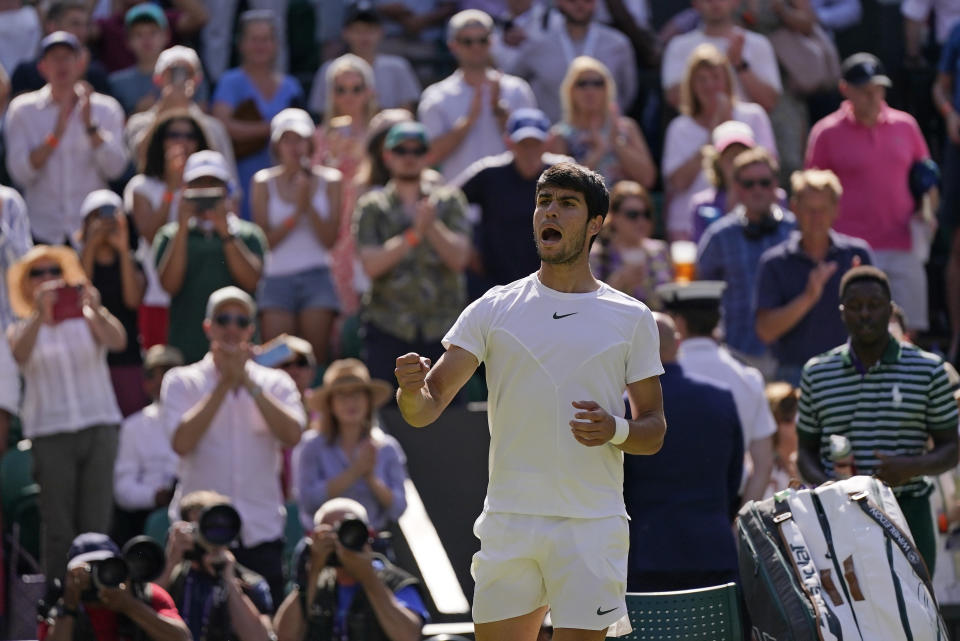 El español Carlos Alcaraz celebra después de derrotar a Alexandre Muller, de Francia, en el torneo de individuales de Wimbledon, en Londres, el viernes 7 de julio de 2023. (AP Foto/Alberto Pezzali)