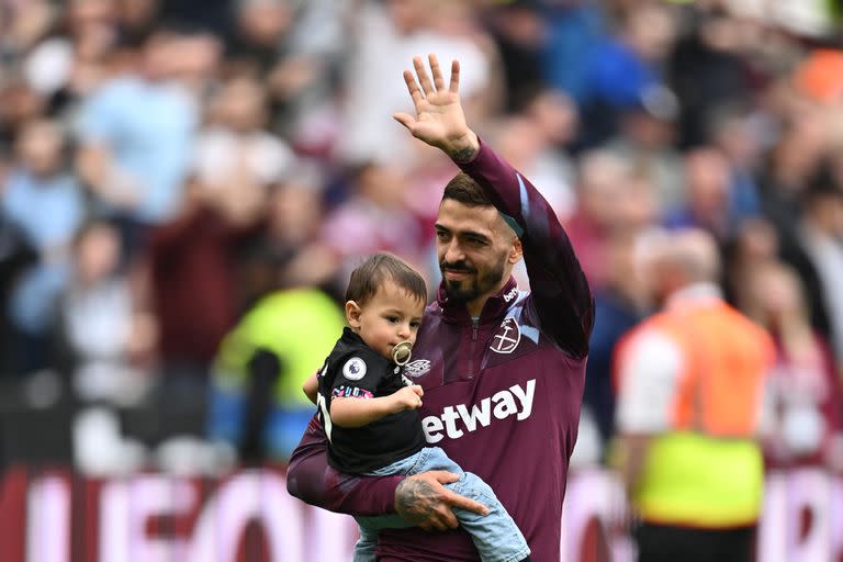 Manuel Lanzini, con su hijo en brazos, saluda a los hinchas de West Ham