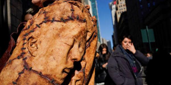 PETA protesta con desfile de ropa hecha de “piel humana”