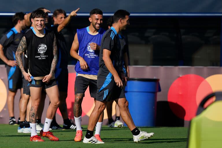 Lionel Scaloni probó varias opciones en los entrenamientos y dispondrá de un alternativo vs. Perú