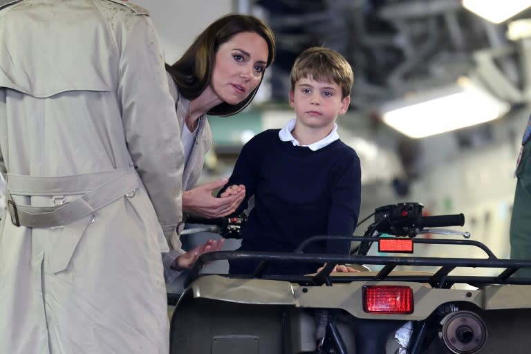 La princesa Catalina habla con su hijo menor, el príncipe Luis, durante una visita a una base aérea del ejército británico, el 14 de julio de 2023 en Fairford, en el centro de Inglaterra (Chris Jackson)