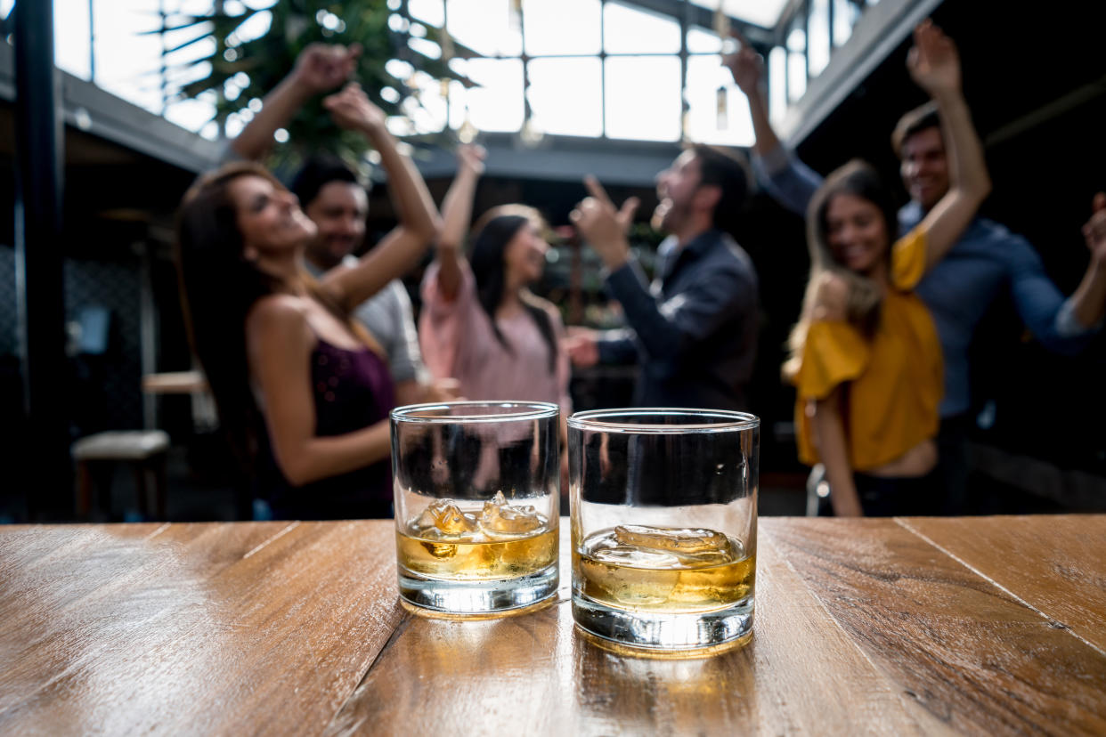 Arma tu cava para esa ocasión especial y festeja con amigos/Getty Images.