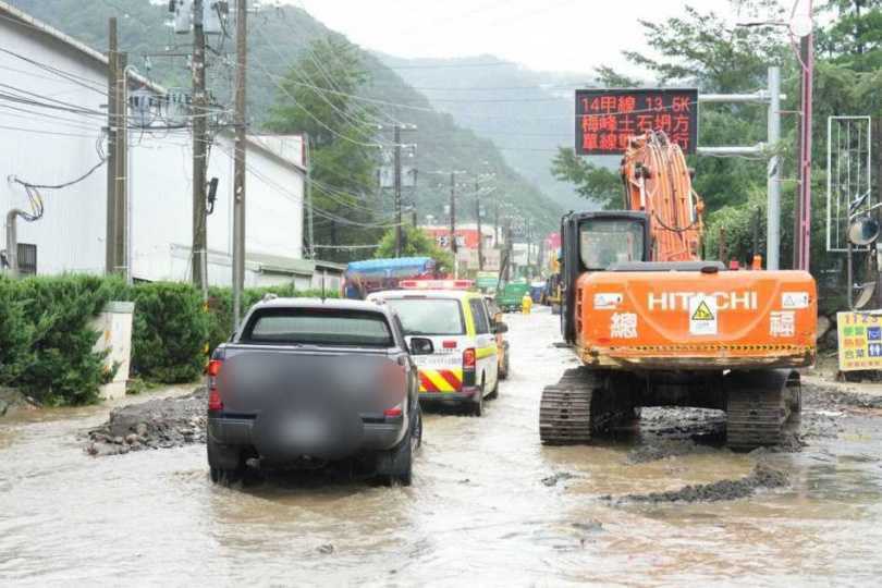 搶通人員開山貓協助開路護送救護車進入。（圖／翻攝自臉書／許淑華）