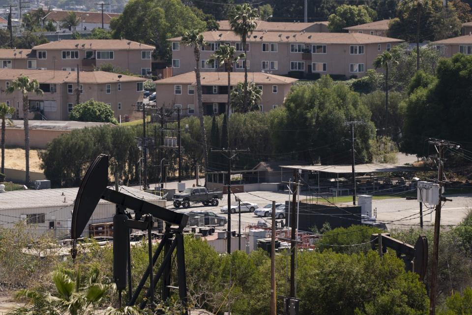 Μια αντλία πετρελαίου απέναντι από κτίρια κατοικιών στο Λος Άντζελες.