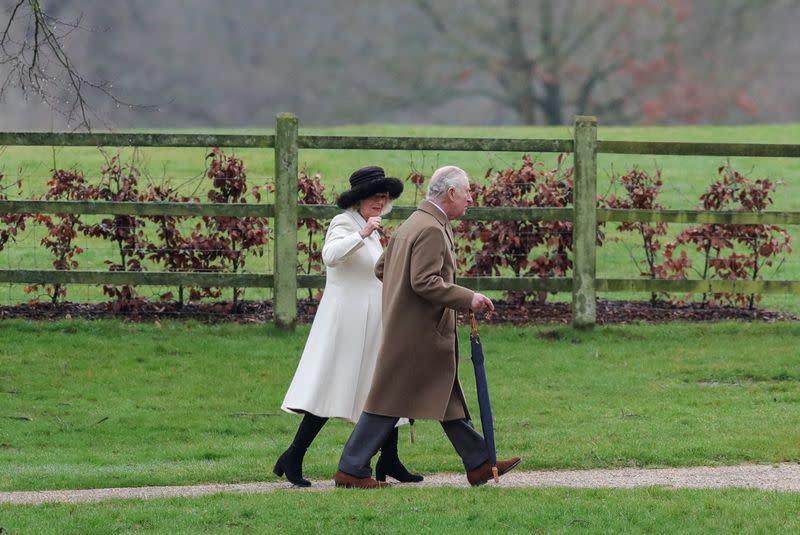 El rey Carlos de Inglaterra y la reina Camilla caminan a su llegada a un servicio religioso en la iglesia de Santa María Magdalena, en la finca de Sandringham, en el este de Inglaterra, Gran Bretaña