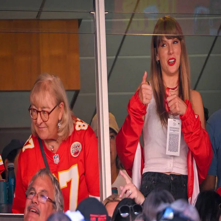 Donna Kelce and Taylor Swift watching a football game