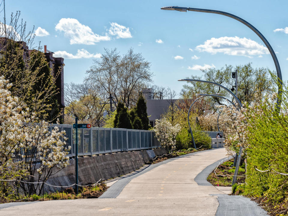 The 606 elevated pedestrian trail running path in Humboldt Park. Bloomingdale Trail. Streets of Chicago. (Antwon McMullen / Getty Images/iStockphoto)