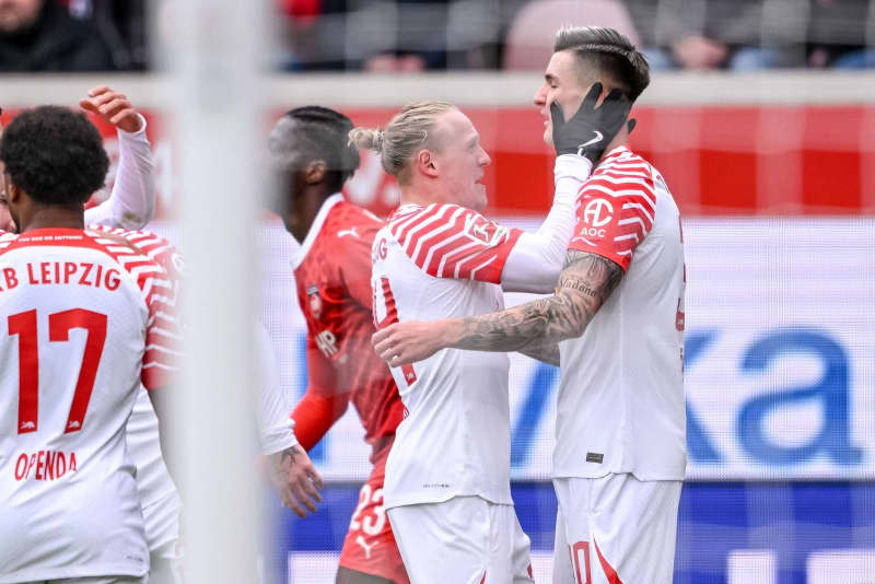 Leipzig's Benjamin Sesko (R) celebrates scoring his side's first goal with teammates during the German Bundesliga soccer match between 1. FC Heidenheim and RB Leipzig at Voith-Arena. Harry Langer/dpa