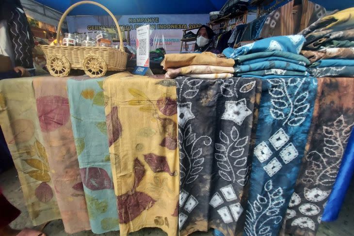 Produk-produk sasirangan dan kain eco print menggunakan pewarna alami produk Rumah Kreatif dan Pintar di Gernas BBI Kalimantan Selatan di Banjarmasin, Jumat (22/7/2022). (ANTARA/Aditya Ramadhan)